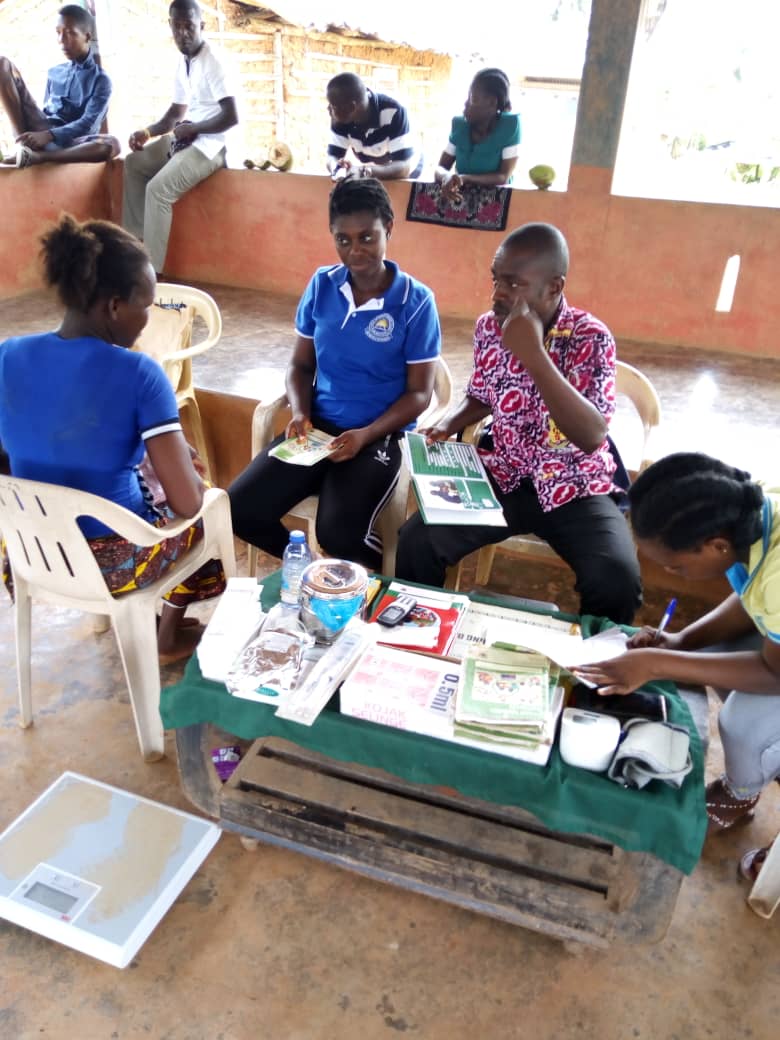 Health workers provide a nursing mother with family planning information. Photo: Hen Mpoano.